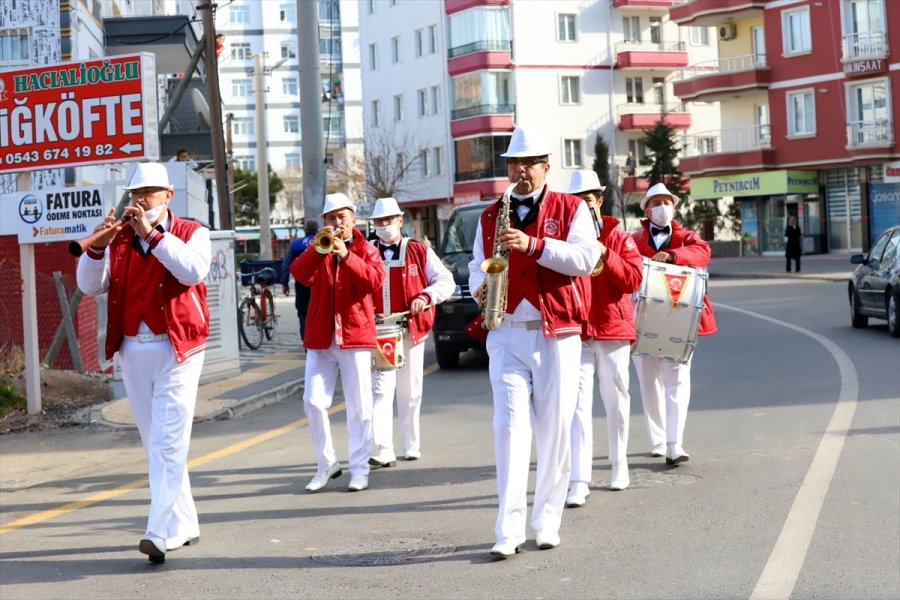 Aksaray Belediyesi Bando Takımından Evde Kalan Vatandaşlara Moral Konseri