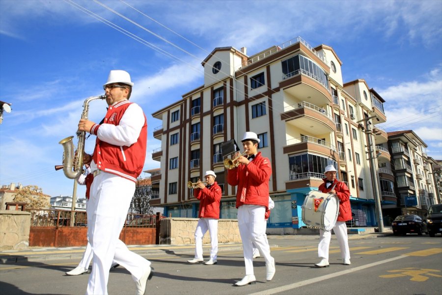 Aksaray Belediyesi Bando Takımından Evde Kalan Vatandaşlara Moral Konseri