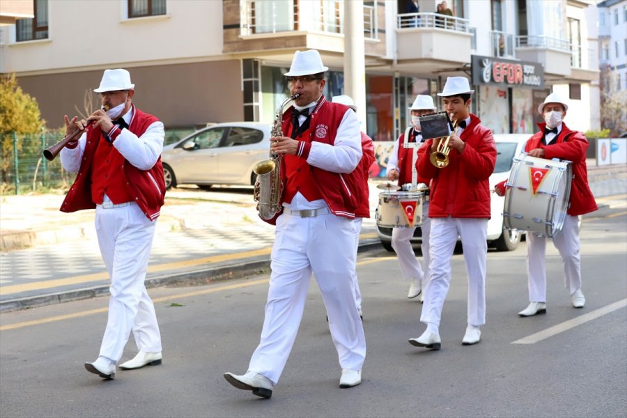 Aksaray Belediyesi Bando Takımından Evde Kalan Vatandaşlara Moral Konseri