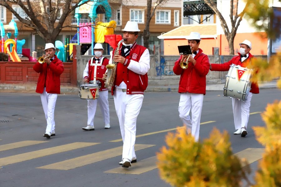 Aksaray Belediyesi Bando Takımından Evde Kalan Vatandaşlara Moral Konseri