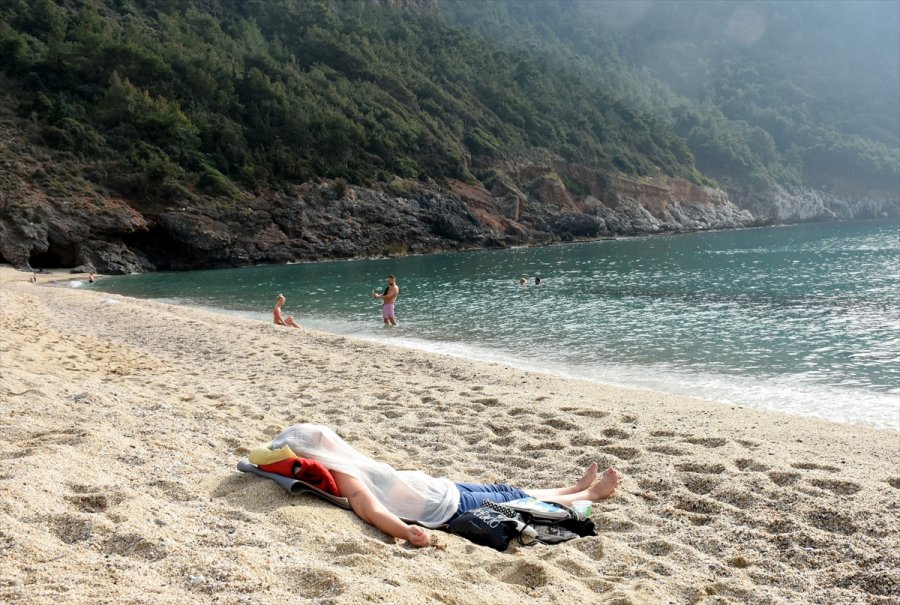 Alanya'da Sahiller Turistlere Kaldı