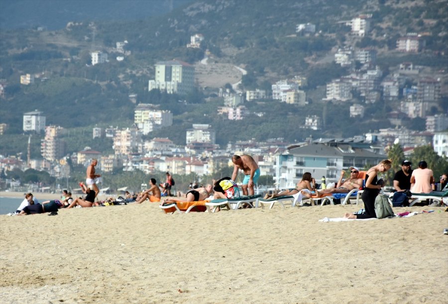 Alanya'da Sahiller Turistlere Kaldı