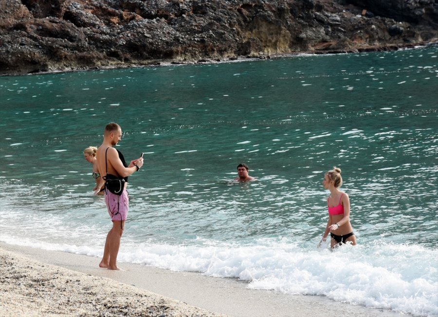 Alanya'da Sahiller Turistlere Kaldı