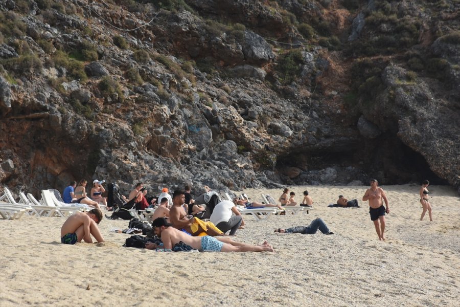 Alanya'da Sahiller Turistlere Kaldı
