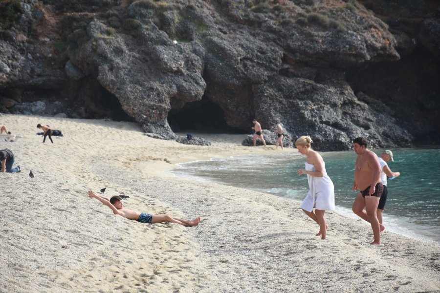 Alanya'da Sahiller Turistlere Kaldı