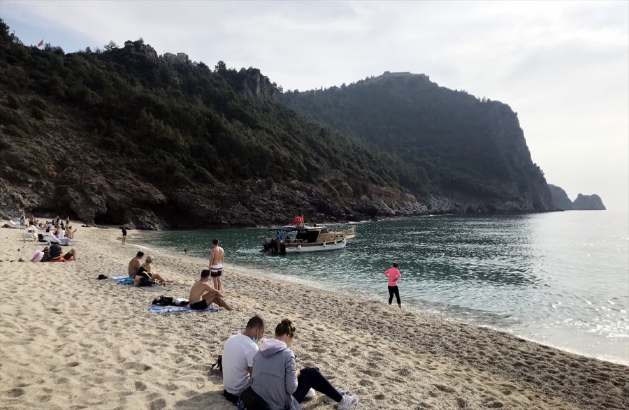Alanya'da Sahiller Turistlere Kaldı