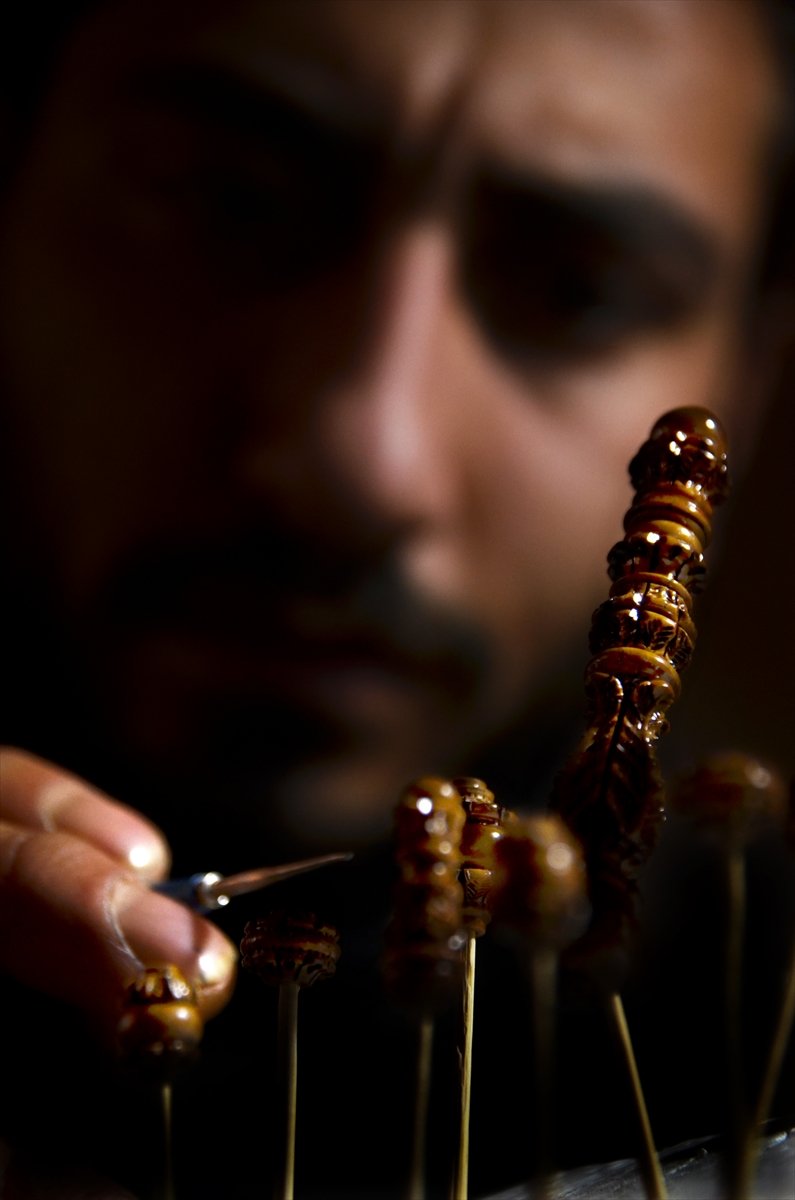 Konyalı Nakkaş Hayal Ettiği Motifleri Tespihlere Aşkla İşliyor