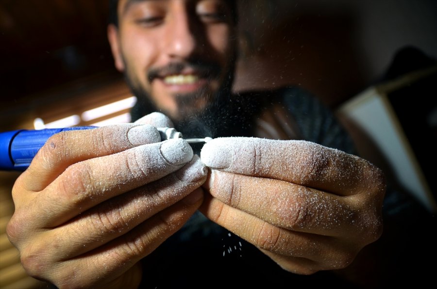 Konyalı Nakkaş Hayal Ettiği Motifleri Tespihlere Aşkla İşliyor