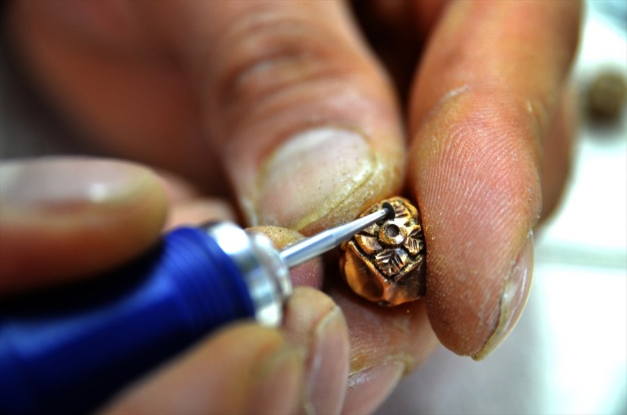 Konyalı Nakkaş Hayal Ettiği Motifleri Tespihlere Aşkla İşliyor