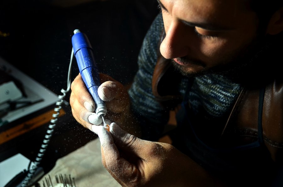 Konyalı Nakkaş Hayal Ettiği Motifleri Tespihlere Aşkla İşliyor