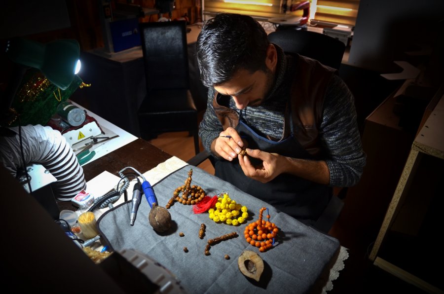 Konyalı Nakkaş Hayal Ettiği Motifleri Tespihlere Aşkla İşliyor