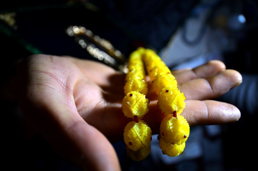 Konyalı Nakkaş Hayal Ettiği Motifleri Tespihlere Aşkla İşliyor