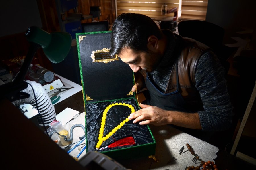 Konyalı Nakkaş Hayal Ettiği Motifleri Tespihlere Aşkla İşliyor