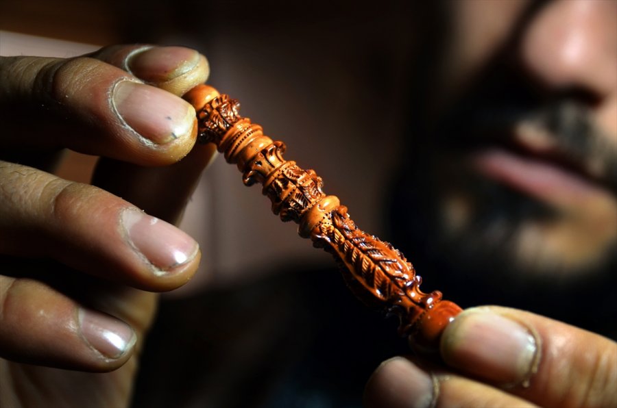 Konyalı Nakkaş Hayal Ettiği Motifleri Tespihlere Aşkla İşliyor