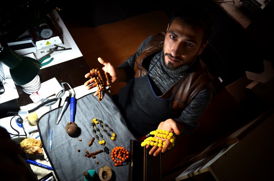Konyalı Nakkaş Hayal Ettiği Motifleri Tespihlere Aşkla İşliyor