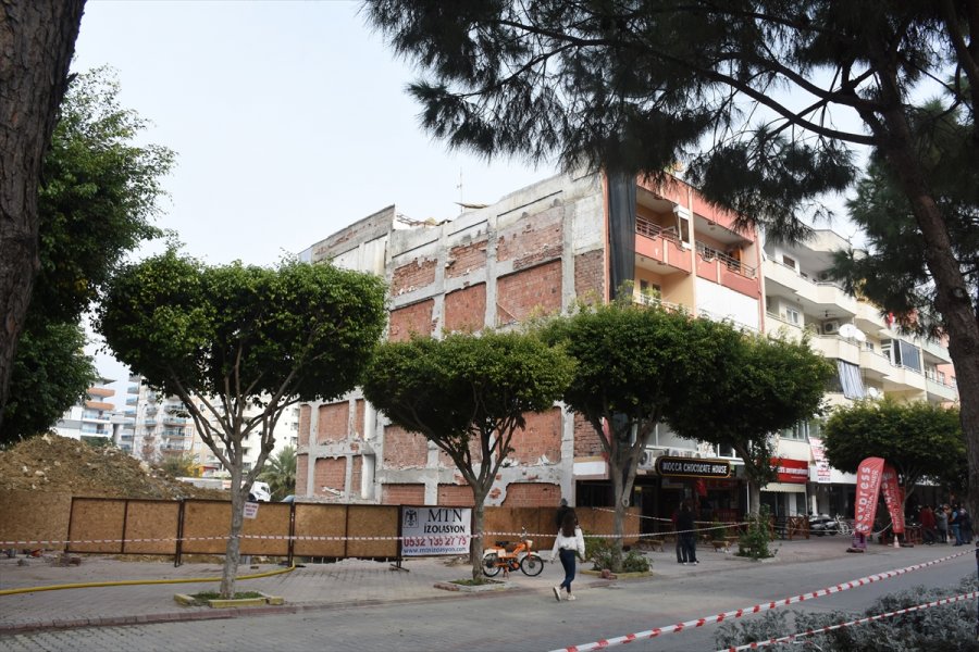 Alanya'da Yıkılma Riski Bulunan 5 Katlı Bina Boşaltıldı