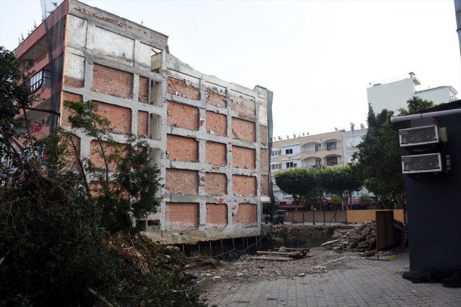 Alanya'da Yıkılma Riski Bulunan 5 Katlı Bina Boşaltıldı