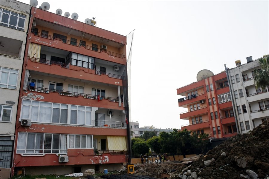 Alanya'da Yıkılma Riski Bulunan 5 Katlı Bina Boşaltıldı
