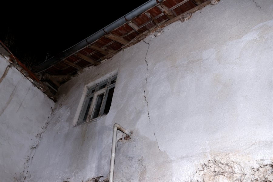 Ankara'nın Kalecik İlçesinde 4,5 Büyüklüğündeki Deprem Sonrası İncelemeler Sürüyor