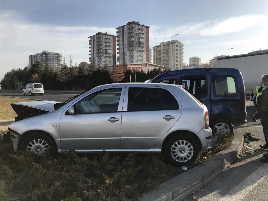 Kayseri'de Otomobil İle Hafif Ticari Araç Çarpıştı: 4 Yaralı