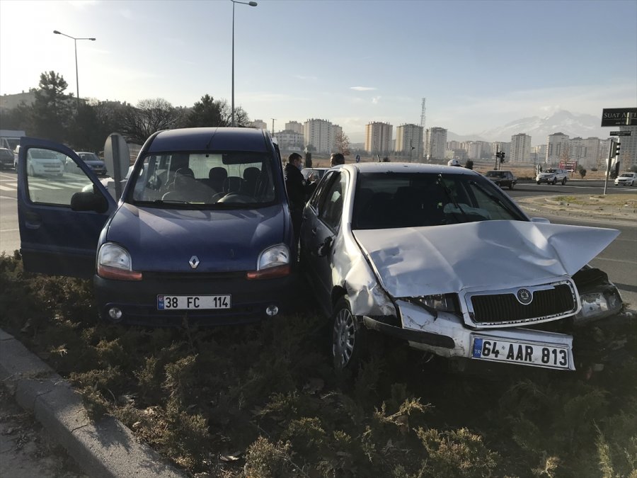 Kayseri'de Otomobil İle Hafif Ticari Araç Çarpıştı: 4 Yaralı