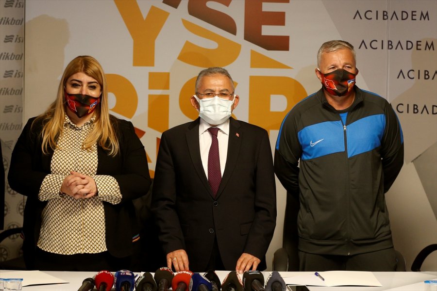Kayserispor, Teknik Direktör Dan Petrescu İçin İmza Töreni Düzenledi