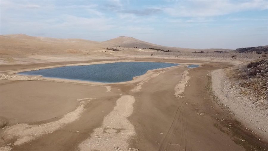 Suları Çekilen May Barajı, Kuraklığın Boyutunu Gözler Önüne Seriyor