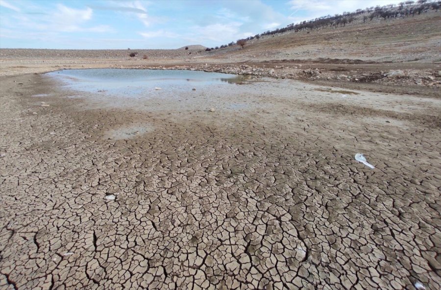 Suları Çekilen May Barajı, Kuraklığın Boyutunu Gözler Önüne Seriyor