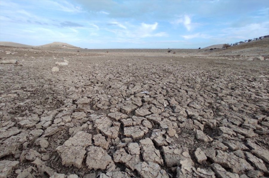 Suları Çekilen May Barajı, Kuraklığın Boyutunu Gözler Önüne Seriyor