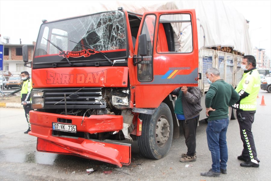 Serik'te Odun Yüklü Kamyonla Tır Çarpıştı