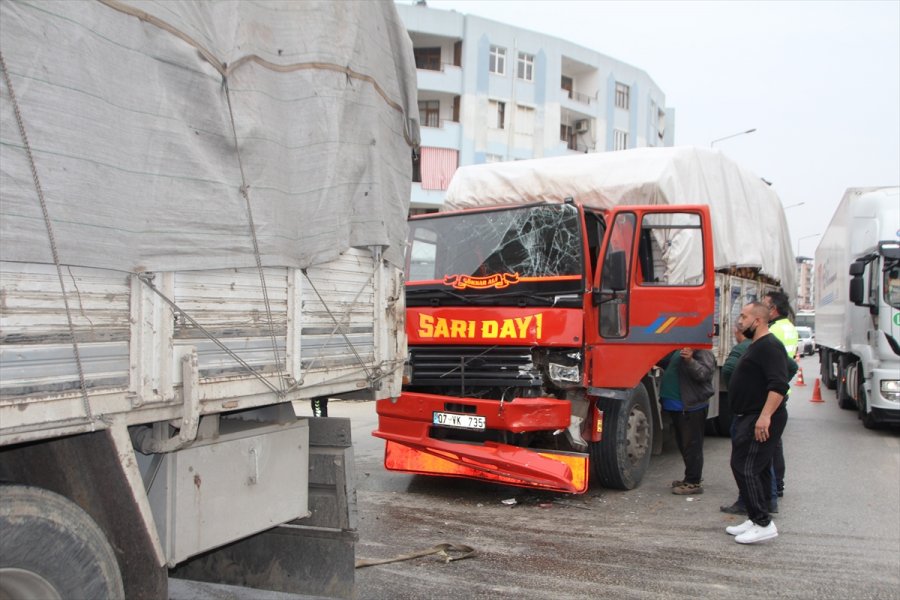 Serik'te Odun Yüklü Kamyonla Tır Çarpıştı