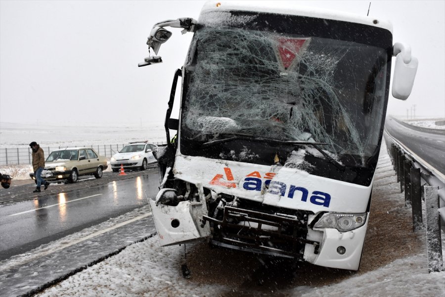 Aksaray'da Yolcu Otobüsü İle Kamyonet Çarpıştı: 5 Yaralı