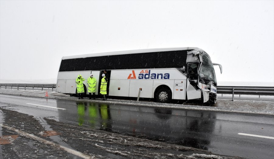 Aksaray'da Yolcu Otobüsü İle Kamyonet Çarpıştı: 5 Yaralı