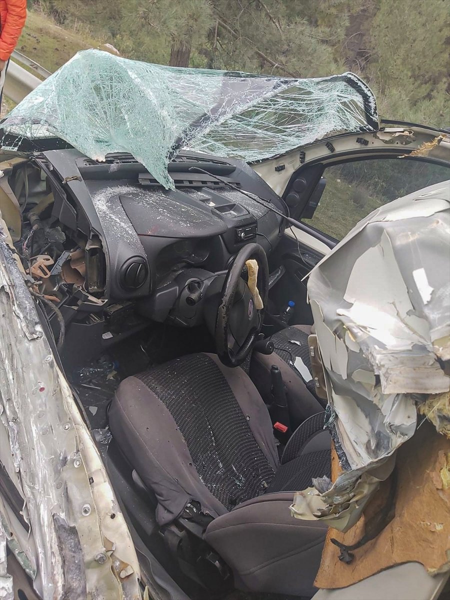 Akseki'de Kamyonla Hafif Ticari Araç Çarpıştı: 2 Yaralı