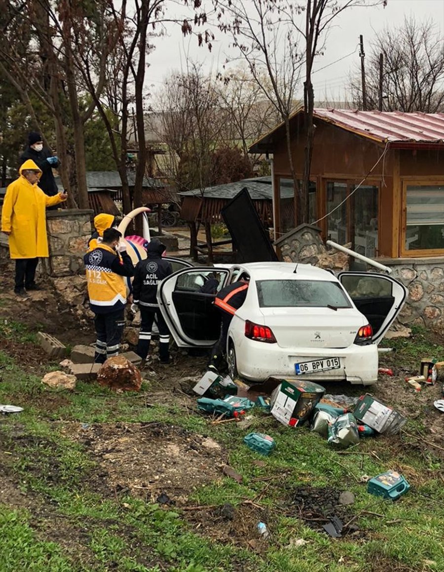 Ankara'da Duvara Çarpan Otomobilin Sürücüsü Öldü