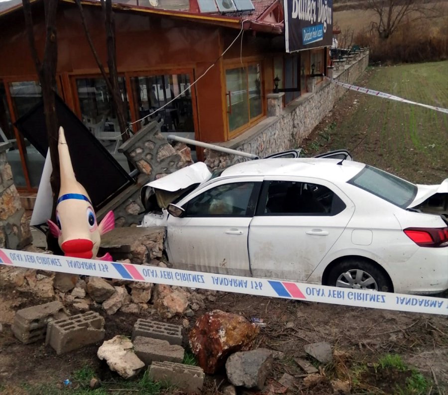 Ankara'da Duvara Çarpan Otomobilin Sürücüsü Öldü
