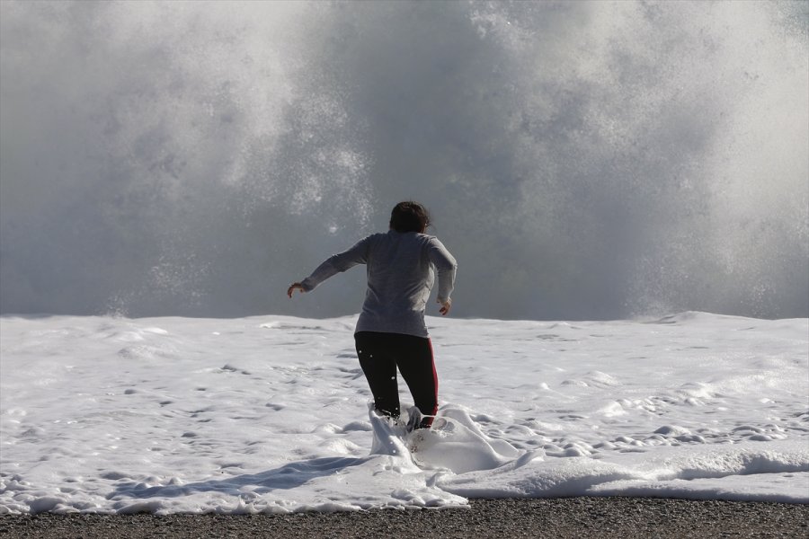 Antalya'da Sağanağın Ardından Vatandaşlar Sahile İndi