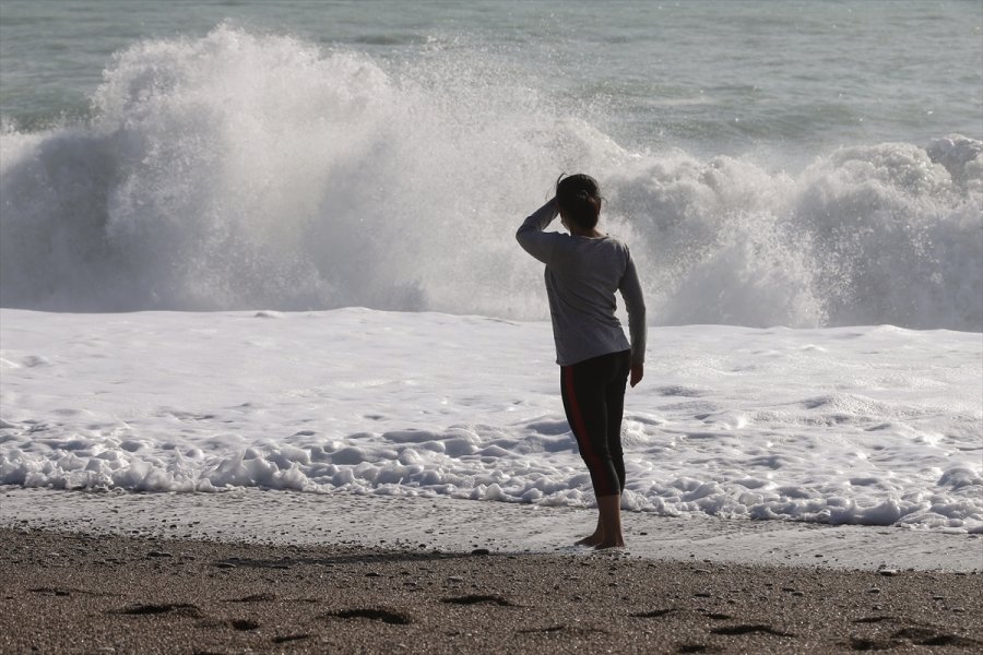 Antalya'da Sağanağın Ardından Vatandaşlar Sahile İndi
