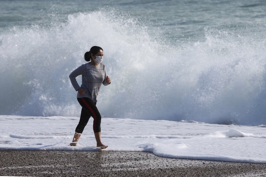 Antalya'da Sağanağın Ardından Vatandaşlar Sahile İndi