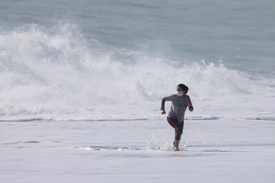 Antalya'da Sağanağın Ardından Vatandaşlar Sahile İndi