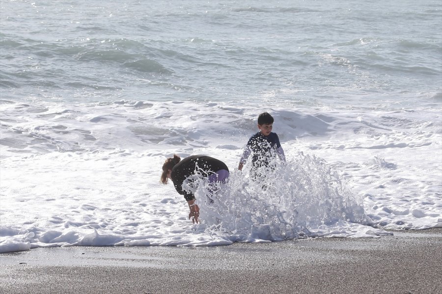 Antalya'da Sağanağın Ardından Vatandaşlar Sahile İndi