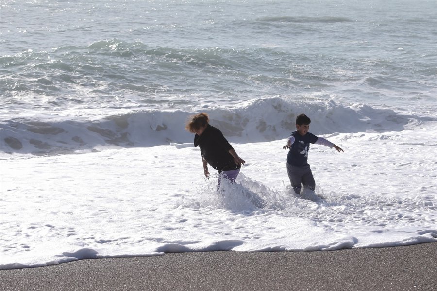 Antalya'da Sağanağın Ardından Vatandaşlar Sahile İndi