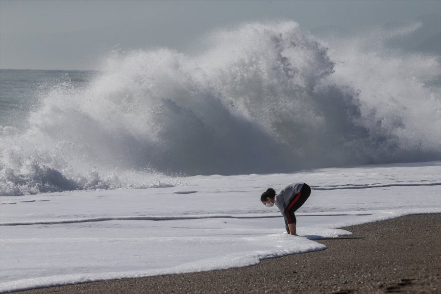 Antalya'da Sağanağın Ardından Vatandaşlar Sahile İndi