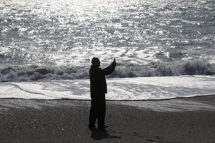 Antalya'da Sağanağın Ardından Vatandaşlar Sahile İndi