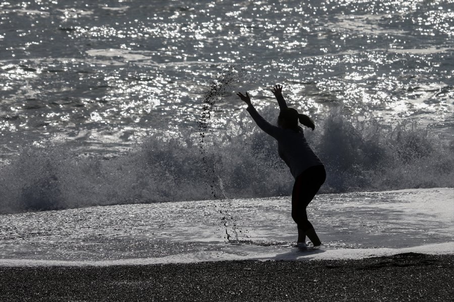 Antalya'da Sağanağın Ardından Vatandaşlar Sahile İndi