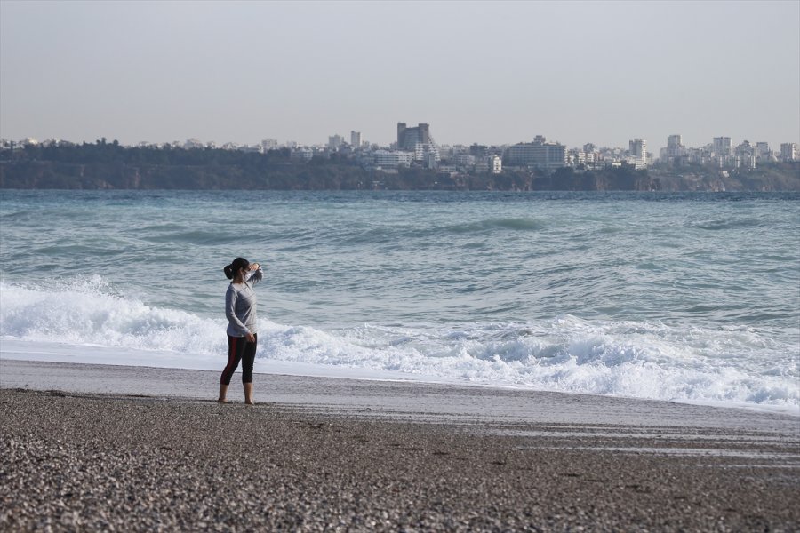 Antalya'da Sağanağın Ardından Vatandaşlar Sahile İndi