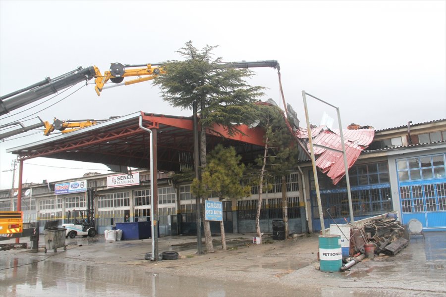 Beyşehir'de Rüzgardan Uçan Çatı, Başka Bir İş Yerinin Çatısına Düştü