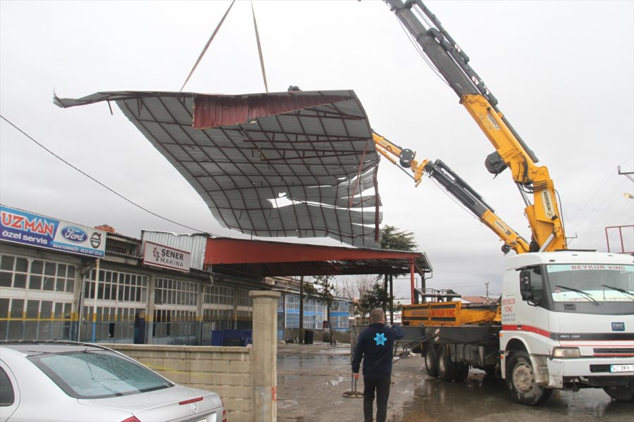 Beyşehir'de Rüzgardan Uçan Çatı, Başka Bir İş Yerinin Çatısına Düştü