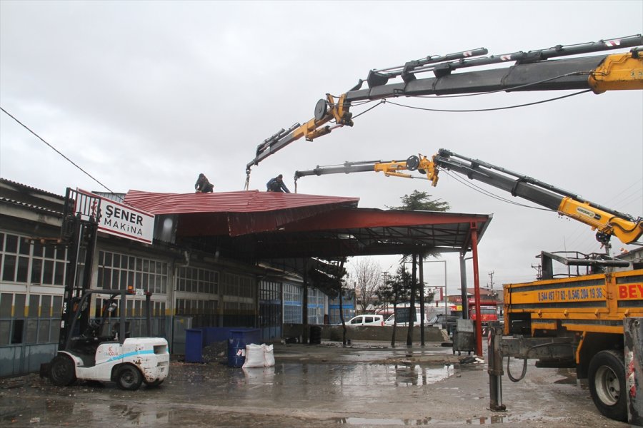 Beyşehir'de Rüzgardan Uçan Çatı, Başka Bir İş Yerinin Çatısına Düştü