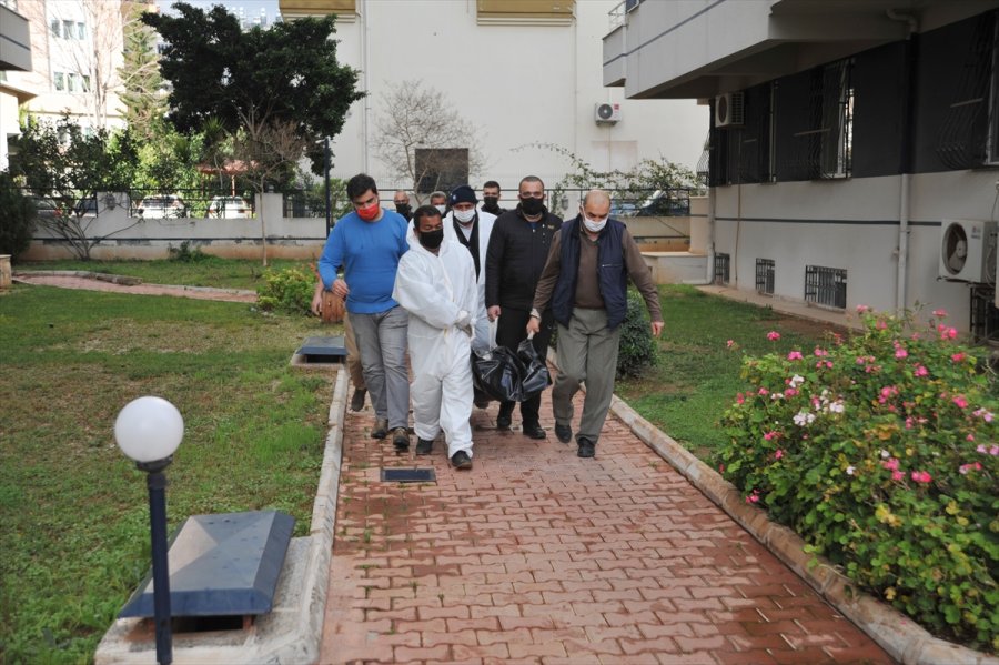 Evinde Hayatını Kaybeden Emekli Öğretmenin Ölüm Nedeninin Belirlenmesi İçin Morga Götürüldü